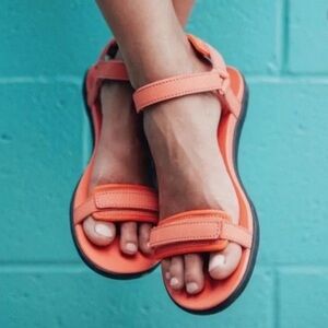 Olukai Luana Thin Strap Adjustable Hook & Loop Sandals ~ Size 9